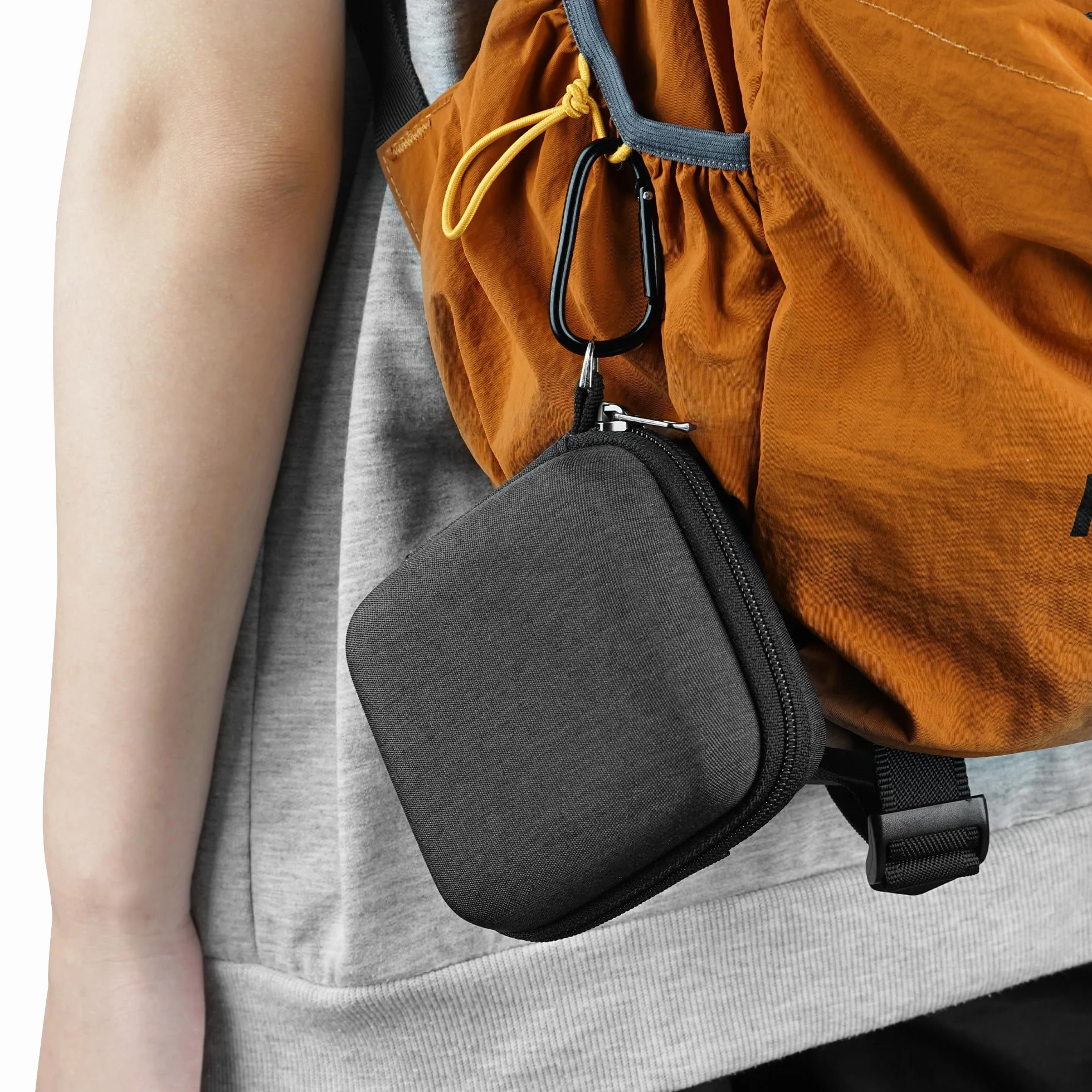 Geekria Shield etui na głośnik Kompatybilny z JBL Go 5/4/3, Go 3 Eco Cover, Zapasowa twarda obudowa ochronna na głośnik z miejscem na kabel, Brelok karabińczyk (Ciemny szary)